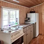 1 Bedroom Beautiful Home In Lyngdal בית נופש