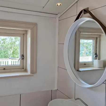 1 Bedroom Beautiful In * Lyngdal
