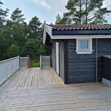 1 Bedroom Beautiful In Casa de Férias Lyngdal